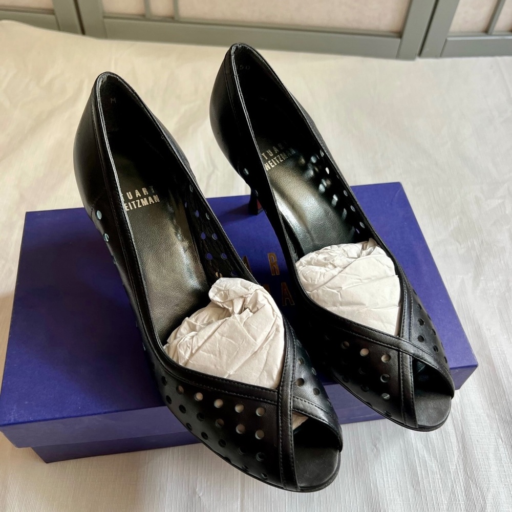 EUC Stuart Weitzman Peep-Toe Pump! (Sz 8)